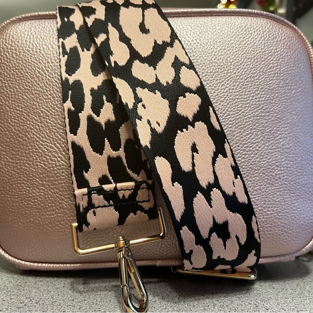 💕💕Adorable crossbody with trendy guitar strap💕💕